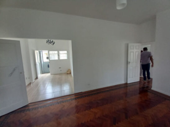 Vende-se moradia geminada tipo3 recém remodelada entr Malhangalene e coop, marque já a sua visita