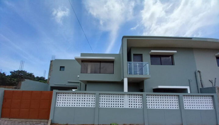 Vende-se espetacular moradia T4 na cidade da matola toda climatizada água quente Jardim 3 wc.s uma e suite Cozinha americana open space portão automático preço 12.000.000 Mzn negociável