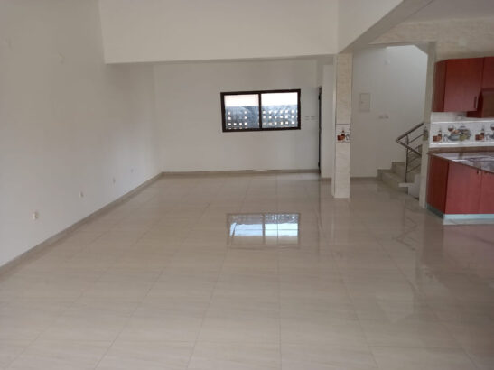 Vende-se espetacular moradia T4 na cidade da matola toda climatizada água quente Jardim 3 wc.s uma e suite Cozinha americana open space portão automático preço 12.000.000 Mzn negociável