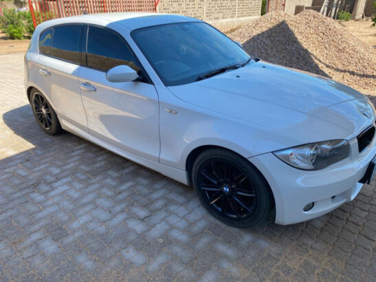 Vendo Modelo: BMW 1 series (M pack) Ano: 2010 Motor: 1600 L gasolina Som: Standard Ac: sim Estofos: 1/2 cabedal 1/2 tecido