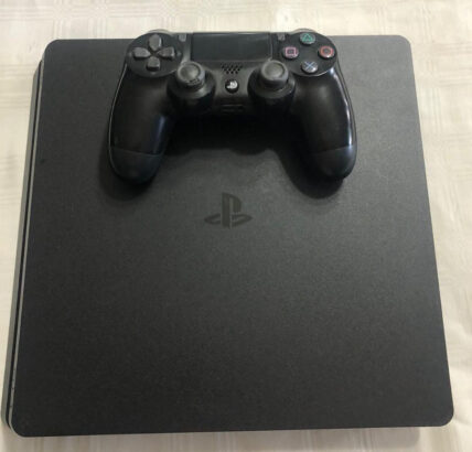 Ps4 Slim -500GB  3 jogos a sua escolha   Nb: os jogos não estão a venda