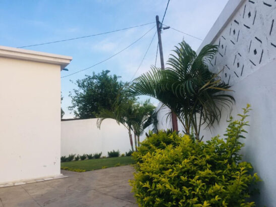 Vende se boa casa tp2 placa com projecto de 1o andar em kongolote a muito bom preço