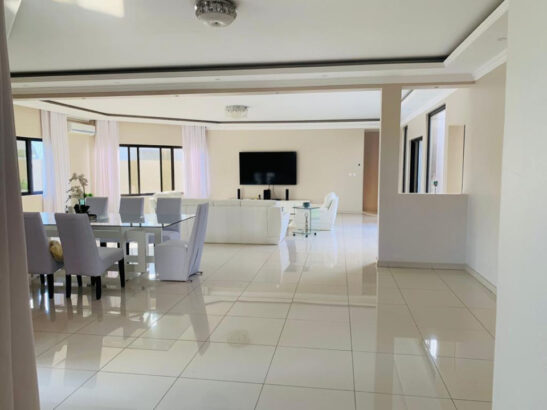 Vende -se moradia LUXUOSA  t5 3suites; piscina  Tchumene1 .Aproveita  essa oportunidade.