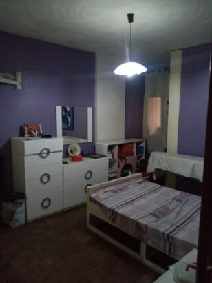 Vende se Apt T2 com móveis Bairro central.