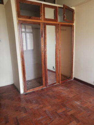 VENDE-se*ApartamentoT2+1 3°andar   1 Wc  Sala espaçosa Cozinha com área de serviço simples Quartos espaçosos  Duas Varandas internas Estacionamento para 2 viaturas dentro do prédio Prédio Valente Ponto Final prédio ABSA:4.000,000MZN*  ✔️