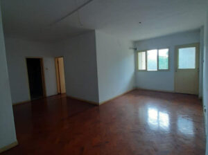 Vende-se espaçoso apartamento T1 | 1° andar | No Bairro da Coop – Edifício: PH3 | Zona Nobre