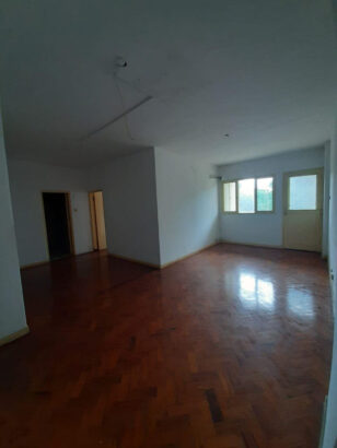 Vende-se espaçoso apartamento T1 | 1° andar | No Bairro da Coop – Edifício: PH3 | Zona Nobre