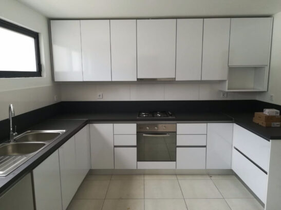 __Vende-se Luxuoso Apartamento na Cidade da Matola dentro de um condomínio com Piscina. Tipo 3 com suite, super moderno, cozinha americana, novo por estrear.custa