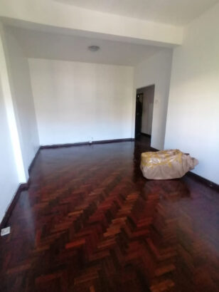 Arrenda-se! Flat T2 no 2°Andar; Bairro central.