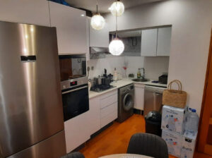 vende se Casa Jovem Flat T1  com sala e cozinha open space 1 casa de banho (tudo da marca Akua) e 1 quarto espaço de parqueamento de 2 viaturas. O Apto está todo mobilado, equipado, proprietário pretende vender inclusive com os electrodomésticos