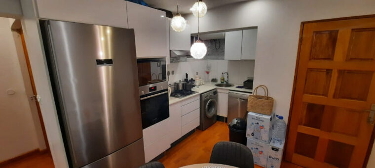 vende se Casa Jovem Flat T1  com sala e cozinha open space 1 casa de banho (tudo da marca Akua) e 1 quarto espaço de parqueamento de 2 viaturas. O Apto está todo mobilado, equipado, proprietário pretende vender inclusive com os electrodomésticos