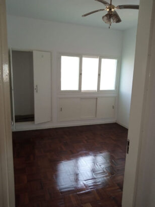 Vende-se apartamento tipo 4 na polana em frente ao hospital central predio alto no 6 andar com 2 elevadores 3 wcs.