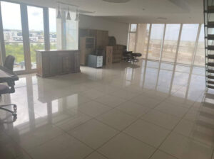 Vende se apartamento Duplex T4 com piscina no Super Mares – Av Marginal