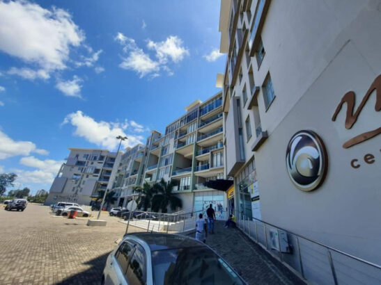 Vende se apartamento Duplex T4 com piscina no Super Mares – Av Marginal