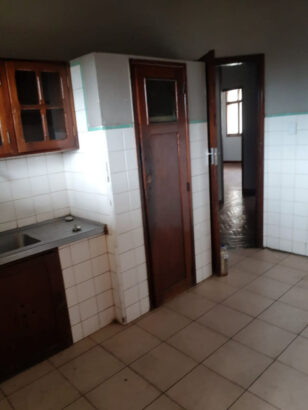 Vende-se apartamento T2+1 no bairro central próximo ao ponto final