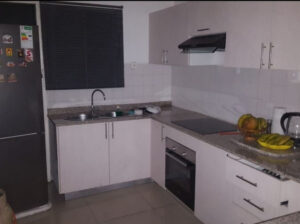 Vende se apartamento T2 com ou sem moveis no Bairro Central – Farmacia Moderna