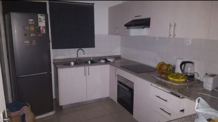 Vende se apartamento T2 com ou sem moveis no Bairro Central – Farmacia Moderna