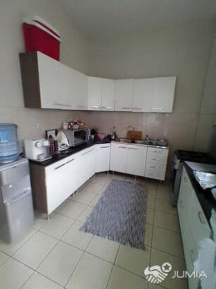 Vende-se apartamento T3 1 andar prédio curto na polana próximo ao instituto de línguas