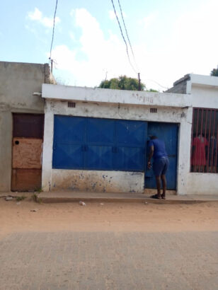 Vende se uma tipo 2 inacabada com 2 lojas  na parte frontal da estrada no albazine