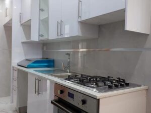 VENDE-SE APARTAMENTO NOVO E PRONTO A ESTREAR no Condomínio Lua e Mar, composto por