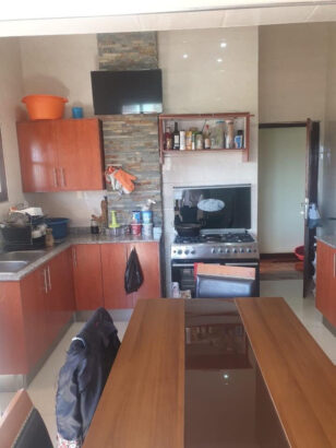 VENDE-SE EXCELENTE MORADIA NO BAIRRO CENTRAL