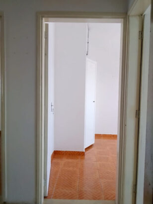 Vende se este Apartamento T2 pronto habitar com elevador. Localizado no Bairro Central próximo a Escola Industrial Maputo