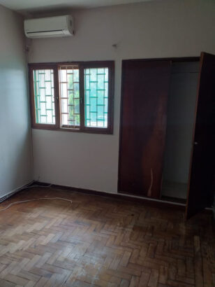 Baixou de novo para 5.500 milhões de meticais  . Vende se apartamento espaçoso tipo 3 com 1wc num 1-andar vazia,  toda documentada quartos com guarda fatos ,climatizada, na malhangalene praceta do mbombi. Ta sendo concorida. Tenho