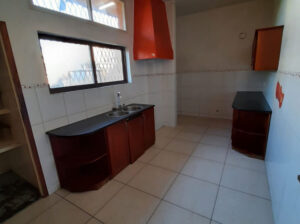 Vende-se Flat tipo 3+1 WC 2 andar Prédio Curto Bairro Central Av. Maguiguana próximo do jardim dona Berta. NB todos os quartos com guarda fatos, toda ela climatizado, tem termo acumulador, parqueamento, flat limpa e prontissima pra habitar