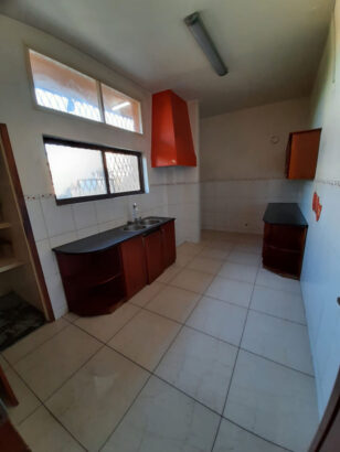 Vende-se Flat tipo 3+1 WC 2 andar Prédio Curto Bairro Central Av. Maguiguana próximo do jardim dona Berta. NB todos os quartos com guarda fatos, toda ela climatizado, tem termo acumulador, parqueamento, flat limpa e prontissima pra habitar