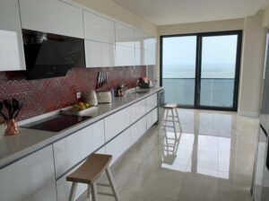 Arrenda-se Apartamento T3 Mobilado com vista ao mar Av. Julius Nyerere no Condomínio Toprak