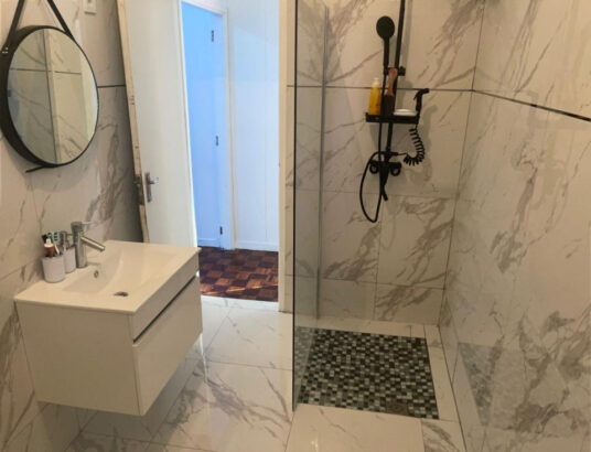 Vende-se Luxuoso Apartamento T3 7⁰Andar Sem Elevador no Bairro da Polana