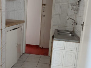 Vende-se: *Apartamento Tipo 2, 2o andar, 1wc, quartos com guarda fatos, 2 varandas, sala normal, cozinha com despensa, água quente, cral