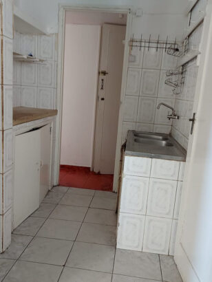 Vende-se: *Apartamento Tipo 2, 2o andar, 1wc, quartos com guarda fatos, 2 varandas, sala normal, cozinha com despensa, água quente, cral