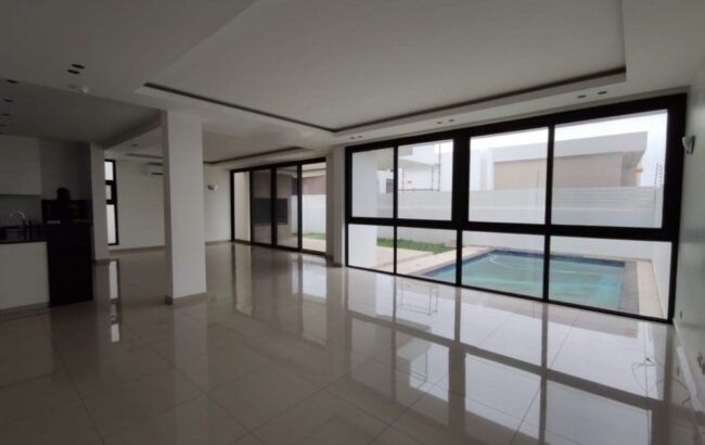 Arrenda-se:: Moradia T4 no Condominio Tulipas, Av. Julius Nyerere