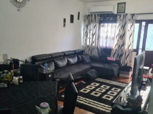 Vende se Apt  T3 no 2 andar Bairro central.