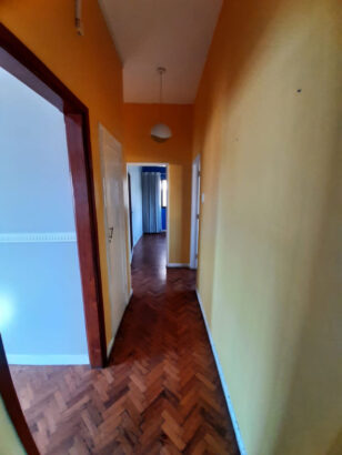 Vende-se Flat tipo 3+1 WC 2 andar Prédio Curto Bairro Central Av. Maguiguana próximo do jardim dona Berta. NB todos os quartos com guarda fatos, toda ela climatizado, tem termo acumulador, parqueamento, flat limpa e prontissima pra habitar