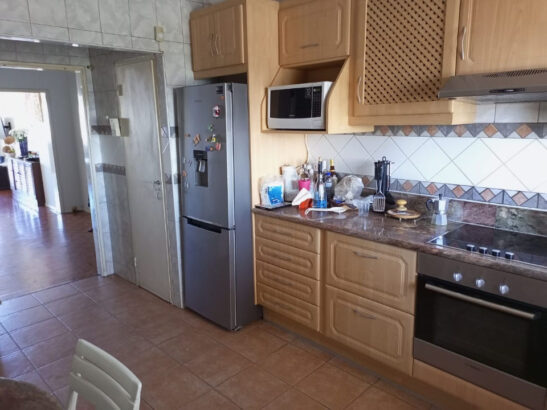 Vende-se Espaçoso Apartamento T3 com Vista ao Mar no Bairro da Polana