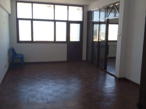 Vende-se apartamento tipo 4 na polana em frente ao hospital central predio alto no 6 andar com 2 elevadores 3 wcs.