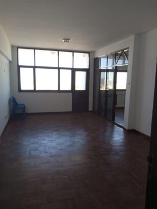 Vende-se apartamento tipo 4 na polana em frente ao hospital central predio alto no 6 andar com 2 elevadores 3 wcs.