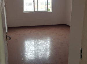 Vende-se no condomínio KING’S VILLAGE apartamento T4 ao longo da N4