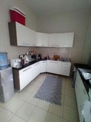 Vende-se apartamento tipo 3 na polana próximo ao instituto de linguas  no 1 andar prexio curto.