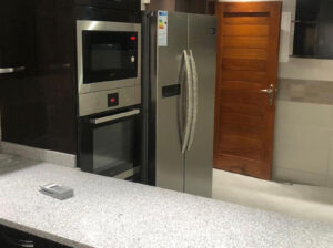 Arrenda-se apartamento T3 reabilitado de raiz e com requinte, situado no Bairro nobre da Polana num prédio com parqueamento privado, elevador e segurança