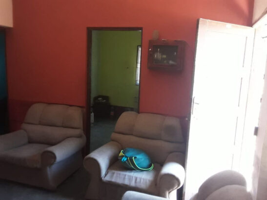 VENDE-SE ESTA CASA TIPO3 COM COBERTURA DE PLACA, PRONTO HABITAL E COM TUDO DENTRO EM MALHAZINE A 2 MIN DA TERMINAL  3 Quartos   Sala Ampla  WC GERAL   Cozinha Dentro ANEXOS Dep Tipo 1  Wc de Fora TERRENO: 25/25 M PREÇO: 1.800.000MZN