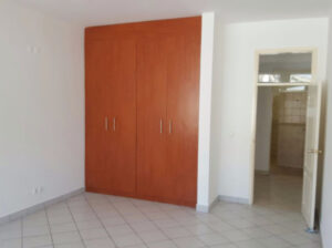 __ Vende-se este Apartamento do Tipo 3 com suite no centro da cidade da Matola, cozinha americana, climatizada, guarda-roupas, compartimentos enormes e garagem privada. Venda: 8.000.000,00Mt e arrendamento