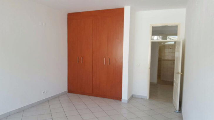 __ Vende-se este Apartamento do Tipo 3 com suite no centro da cidade da Matola, cozinha americana, climatizada, guarda-roupas, compartimentos enormes e garagem privada. Venda: 8.000.000,00Mt e arrendamento