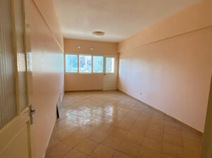 Vende-se apartamento gipo 3 no 1 andar na pandora/ maguiguana  com 4 varandas e 3 wcs.