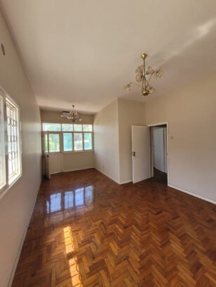 Vende-se lindo apartamento Tipo-3 reabilitado, na Malhangalene, no 1° andar, prédio de 2 andares, climatizado, com termo acomulador, garragem fechada.