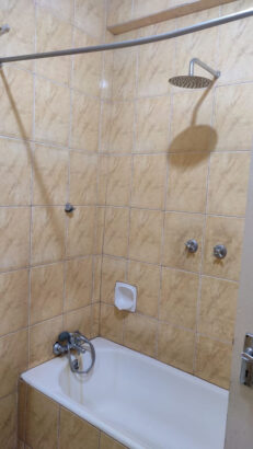 *vendo excelente flat tipo 3  super espaçosa no 2° andar no bairro do jardim*  *três (3) quartos com guarda fato e com varandas* *uma casa de banho)* *sala