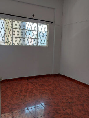 Vende-se: *Apartamento Tipo 2, 2o andar, 1wc, quartos com guarda fatos, 2 varandas, sala normal, cozinha com despensa, água quente, cral