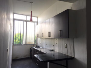 Arrenda-se luxuosa flat tipo 1 no segundo andar na polana próximo ao mimos  cozinha  moderna